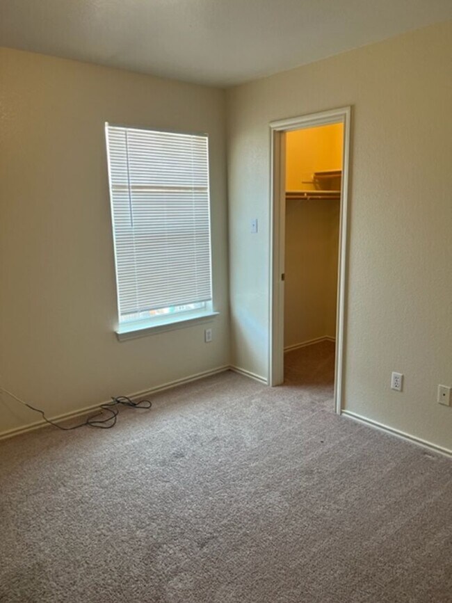 Building Photo - 915