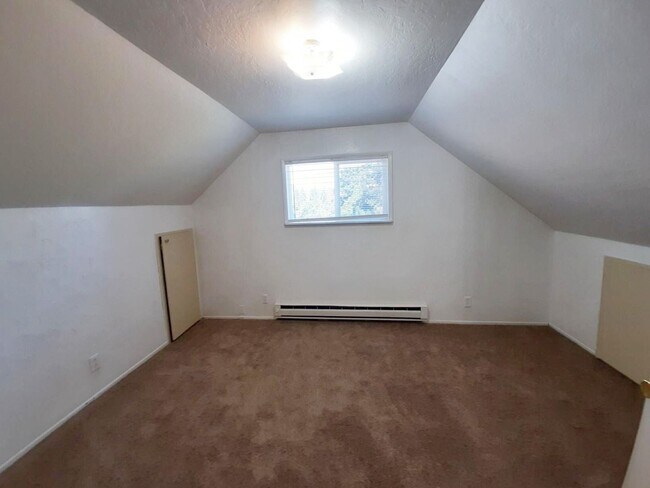 Building Photo - Spacious 5 bedroom/1.5 bath home in Spring...