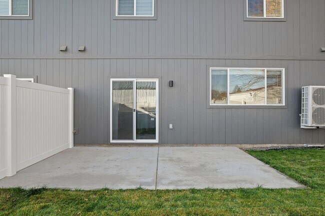 Building Photo - Modern Valley Town Home!