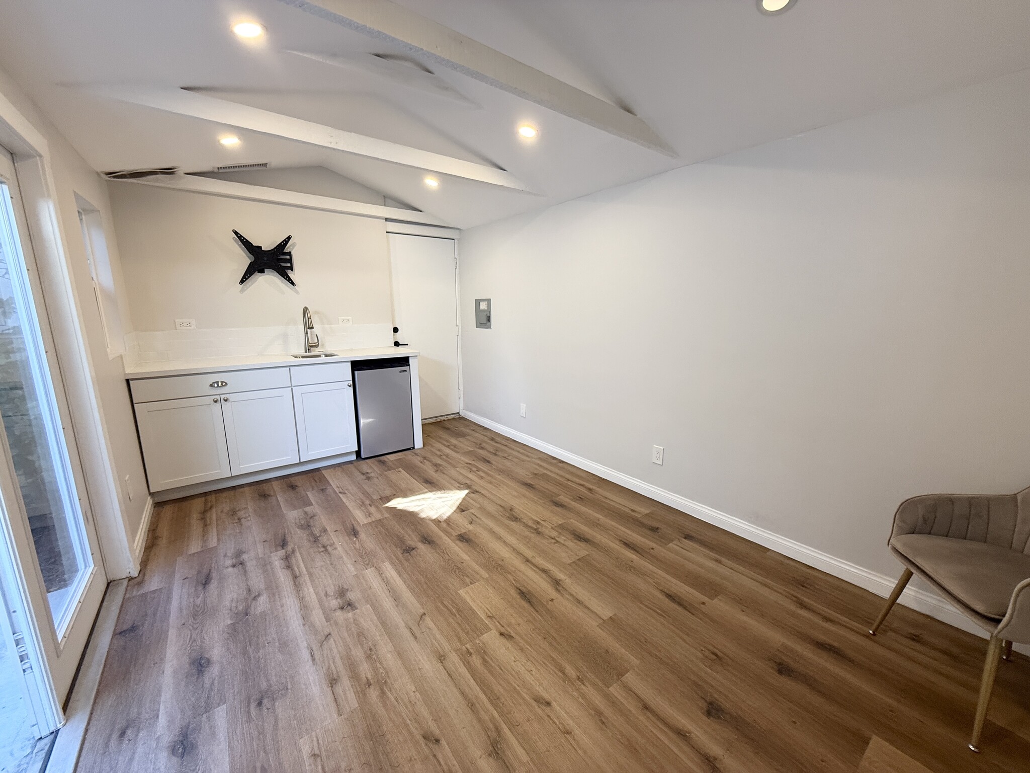 Building Photo - 901 N Orange Grove Ave