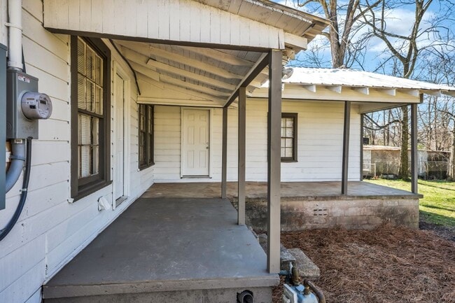 Building Photo - Spacious 4-Bedroom Beauty in Sylacauga – Huge Deck, Carport & Tons of Charm!