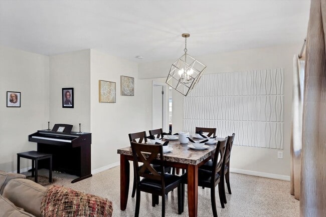 Building Photo - Charming 3 Bed/2 Bath + Den Home in Ringling Park – Minutes to Downtown Sarasota!