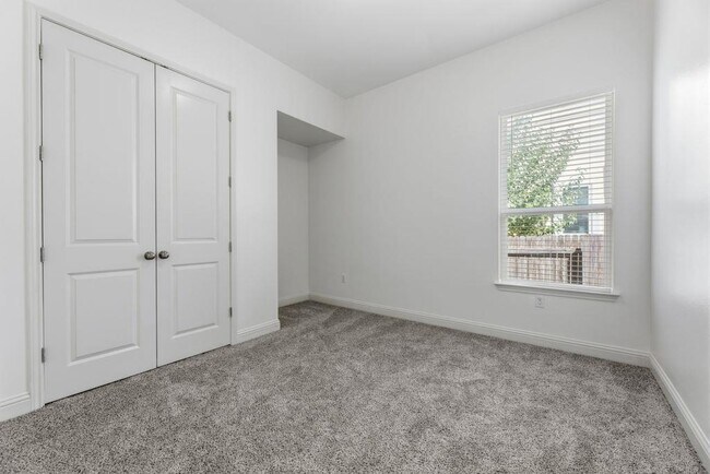 Building Photo - 5209 Mandevilla Dr