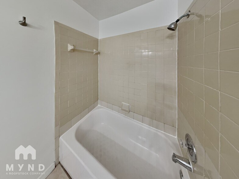 Building Photo - 1942 Peoria St