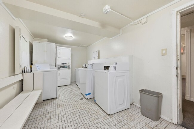 Building Photo - Renovated 1BR Condo | Community Clubhouse, Pool, Gym & Courts