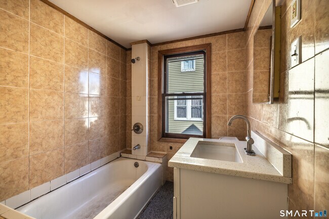 Building Photo - 92 Herkimer St