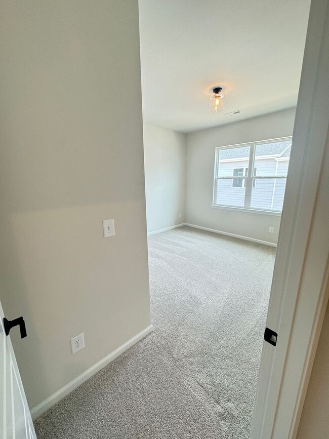 Building Photo - Built in 2024 End Unit with very convenien...