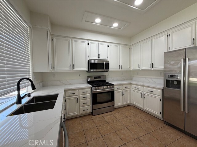 Building Photo - 5569 Hunt Club Dr