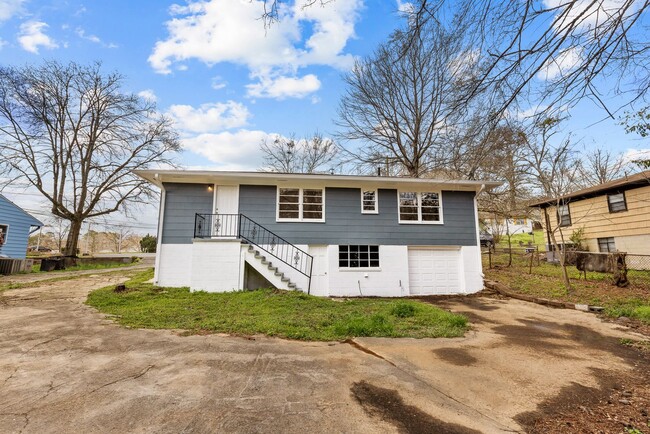 Building Photo - Beautifully Renovated 3 Bedroom 2 Bath Hom...