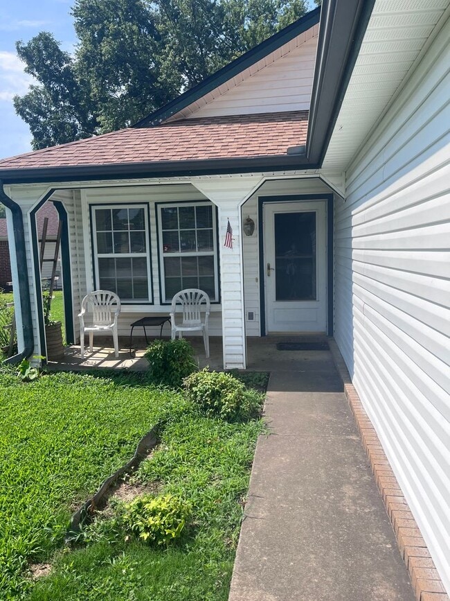 Building Photo - 2 bedroom House with fenced in yard