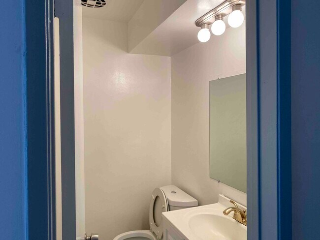 Bathroom - 1640 N Hobart Blvd