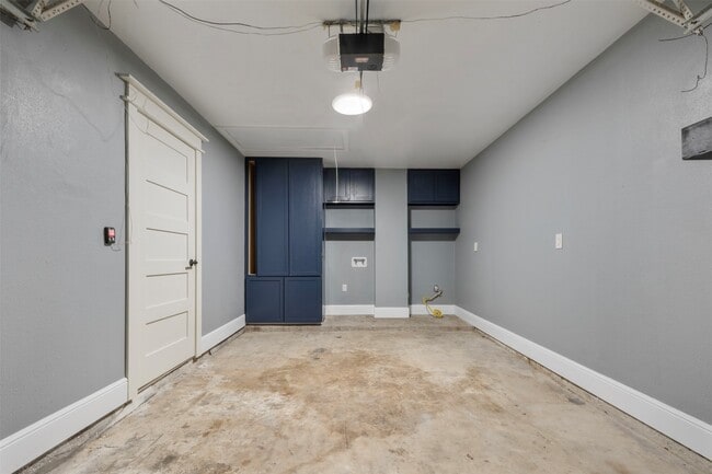 Building Photo - 9327 Golden Sunshine Dr