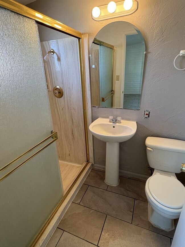 Building Photo - Great central location on cul-de-sac