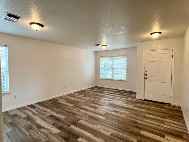 Building Photo - Large 4 bedroom/2.5 bath conveniently located to Lackland AFB! Move-in Ready!