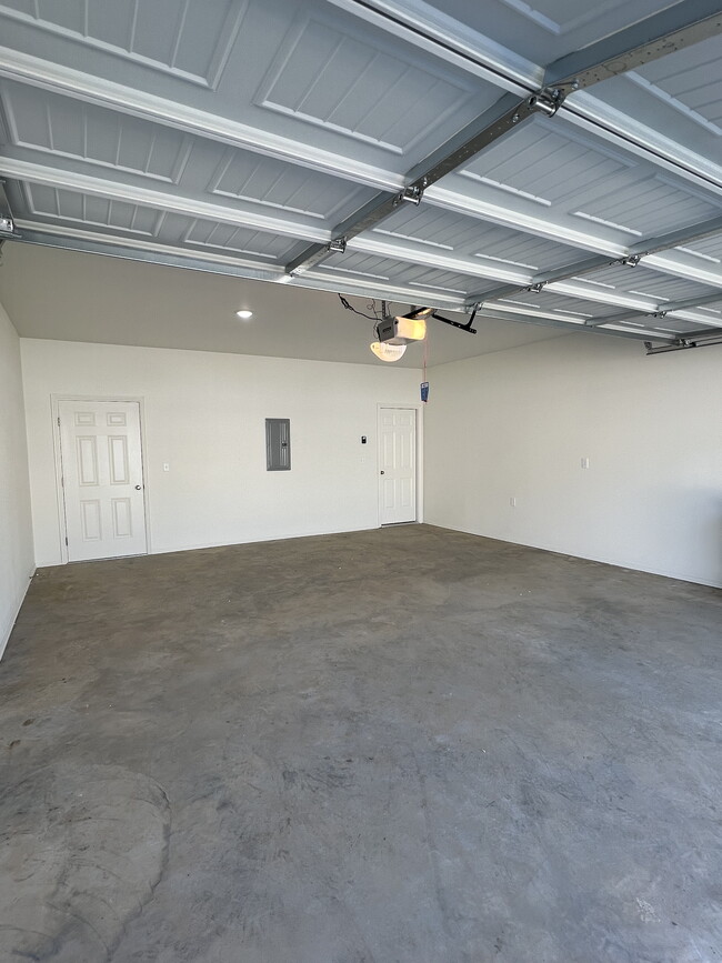 Building Photo - 1018 S Benchmark Ln