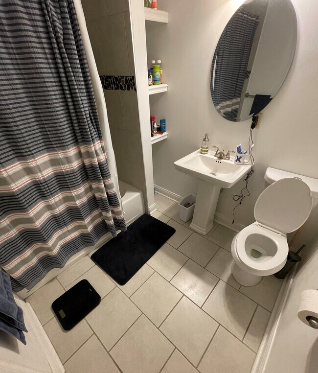 bathroom tub and shower - 1019 Main St