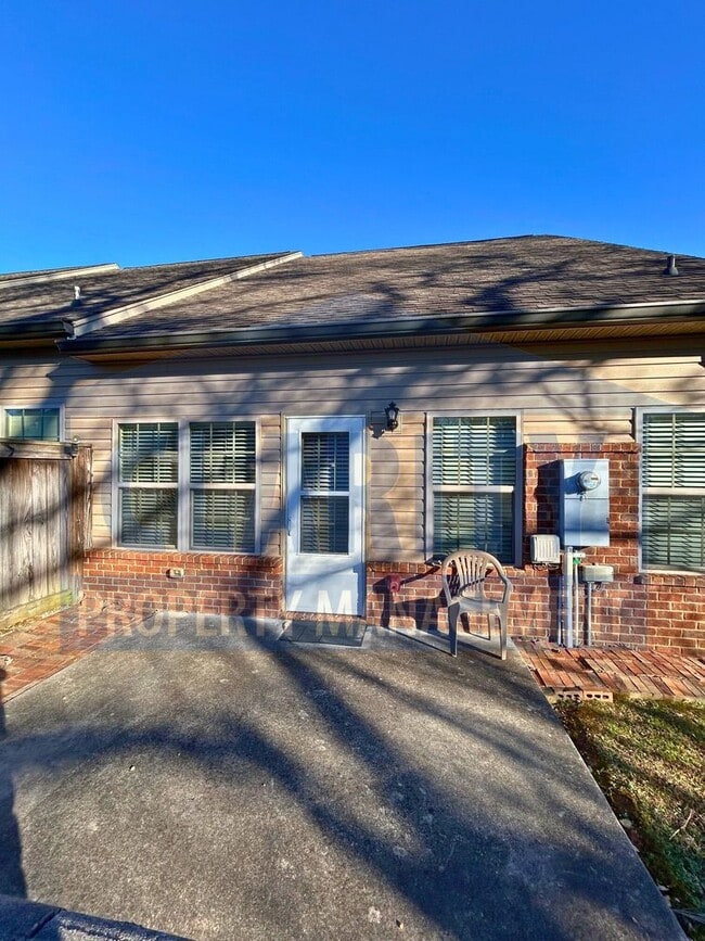 Building Photo - Beautiful two bedroom townhome!