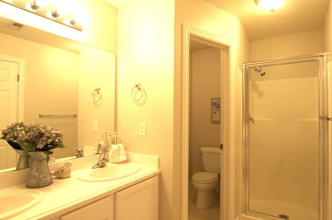 Building Photo - Large Family Home Ready for You!!