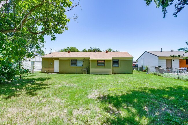 Building Photo - Charming Home located in the heart of Burleson!