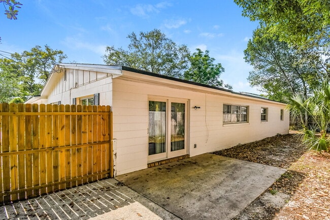 Building Photo - 5942 Jaguar Dr W