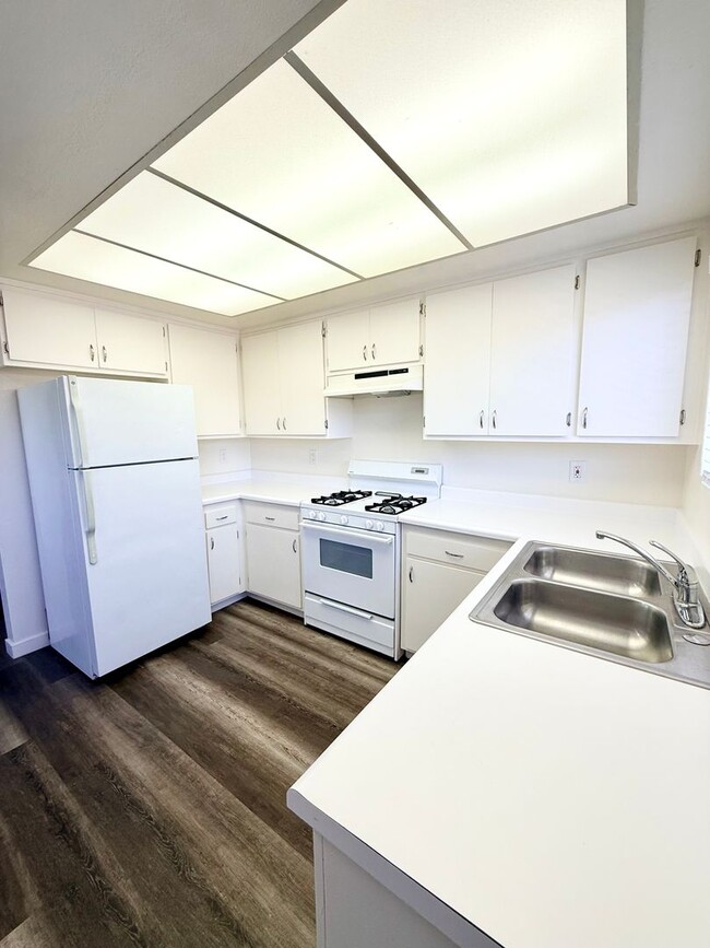 Building Photo - N604