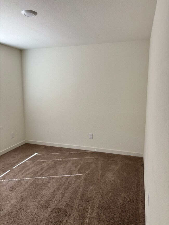 Building Photo - MOVE IN SPECIAL- FIRST MONTH RENT FREE FOR QUALIFIED APPLICANTS - ONLY $2,200 PER MONTH FOR THIS ...