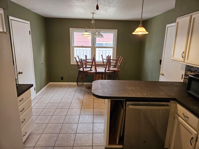 Building Photo - 215 Tyler Ave