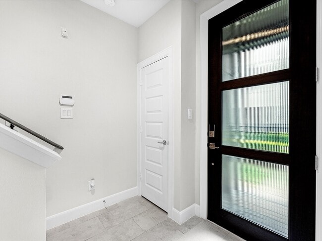 Building Photo - 2727 Clinton Dr