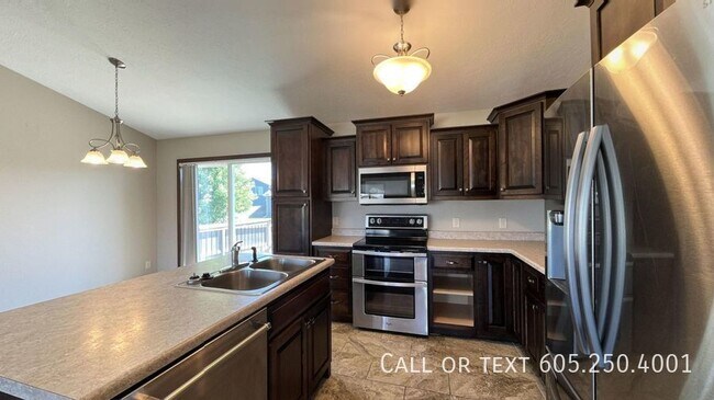 Building Photo - Spacious 4 Bedroom 3 Bathroom home with Va...