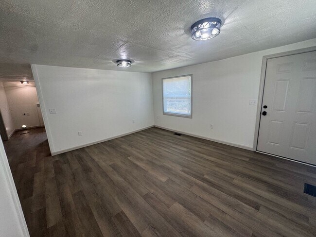 Building Photo - Updated 3BR Home on Half Acre in Kingsport, TN