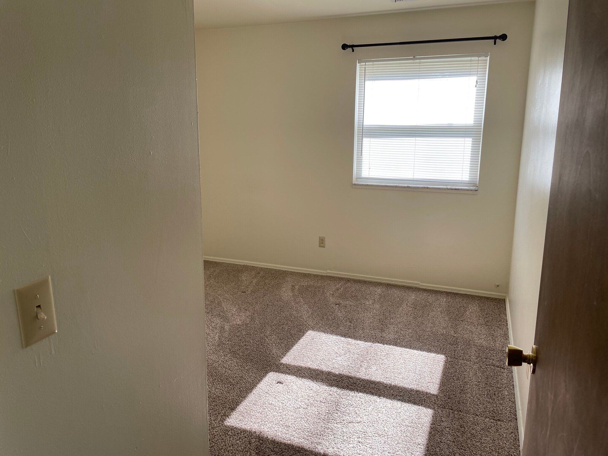 Building Photo - 953 E Hope Dr