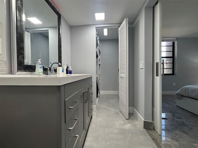 Building Photo - 10865 SW 112th Ave