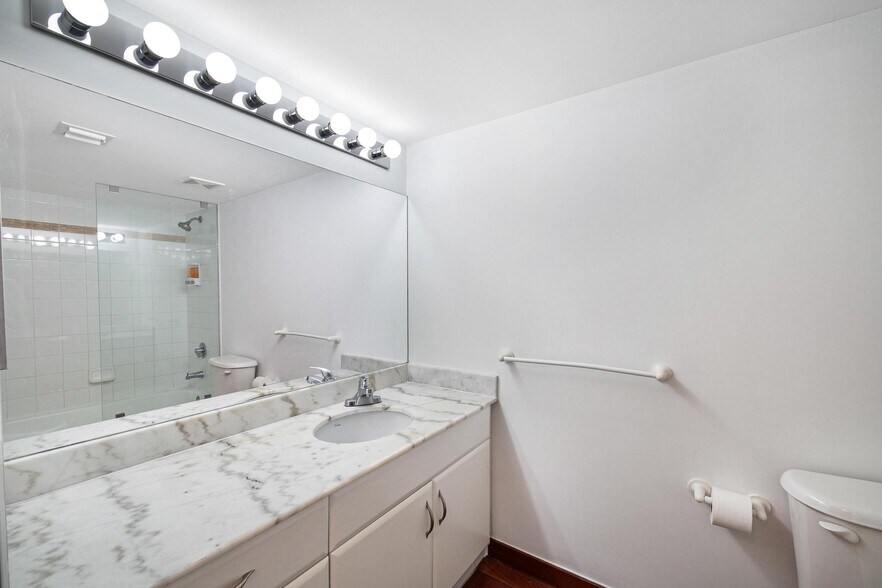 Building Photo - 1200 Brickell Bay Dr