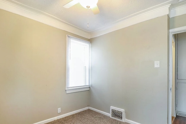 Building Photo - 405 E Woodside St