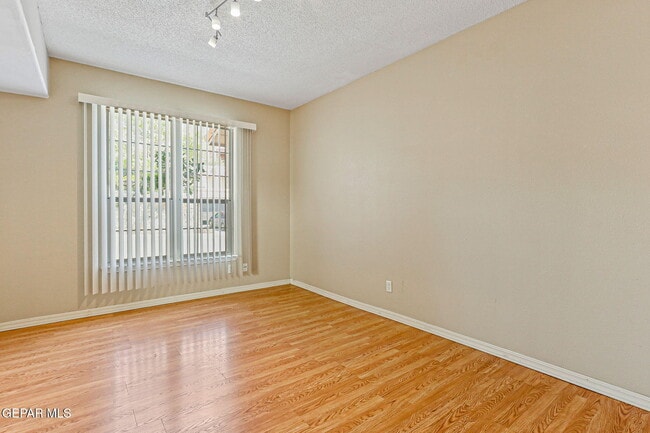 Building Photo - 951 Via Descanso Dr