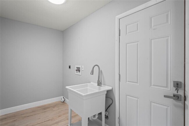 Building Photo - 8312 Roxboro Dr