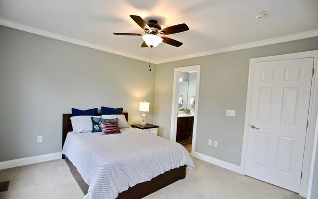 Building Photo - 250 E Delaware Ave