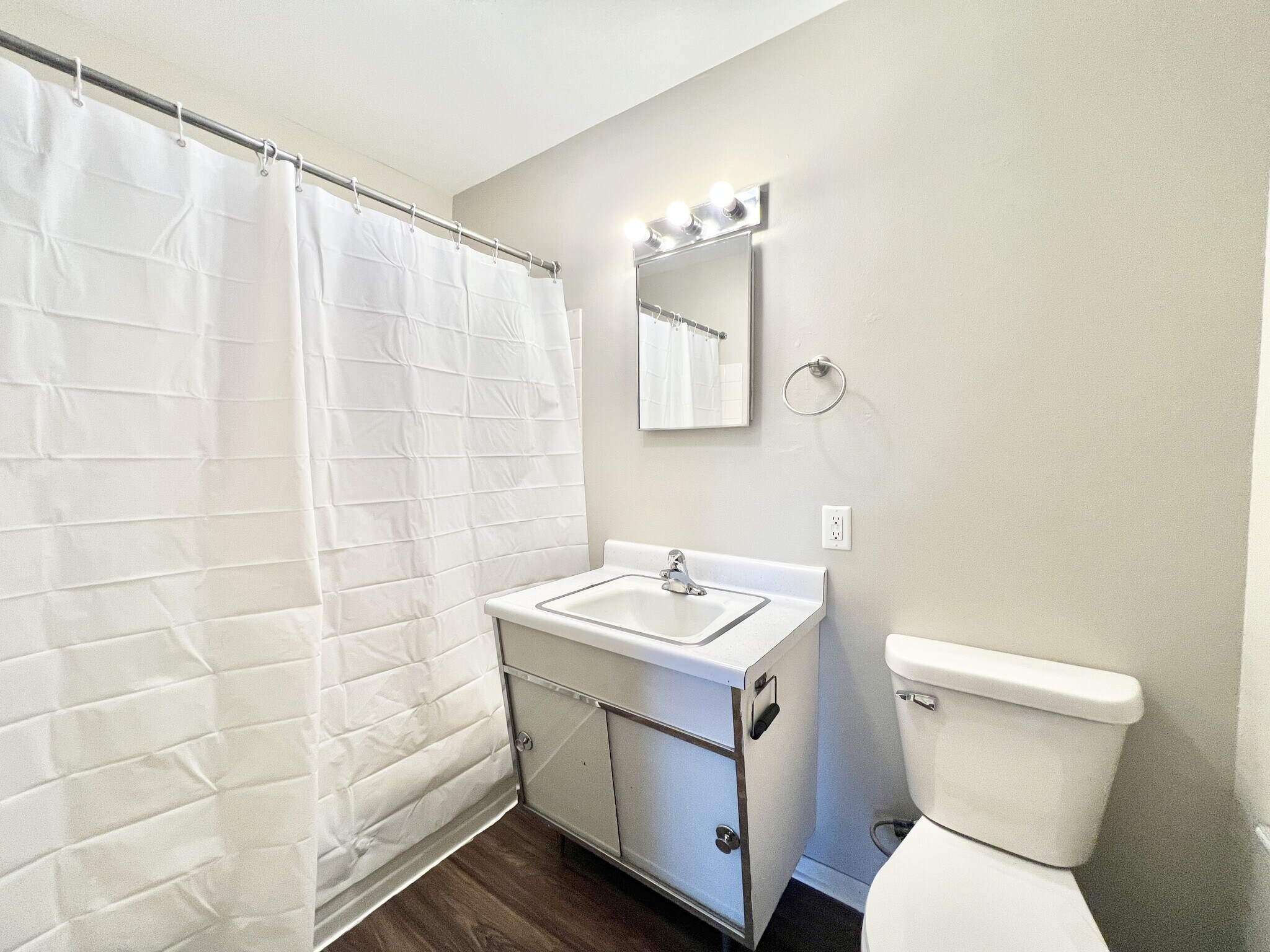 Building Photo - 821 George St