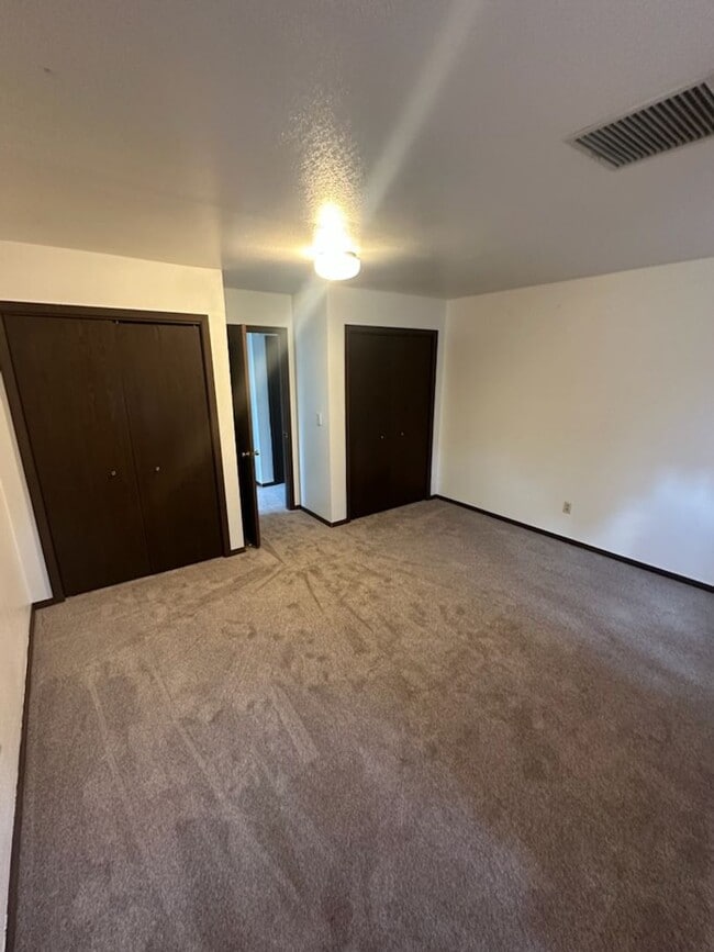 Building Photo - 93 Meadowood Dr