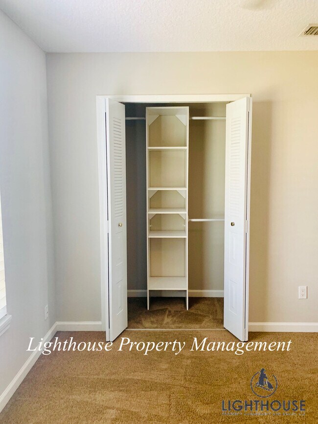 Building Photo - Renovated 2 Bedroom Townhome Just 8 Blocks From The Beach
