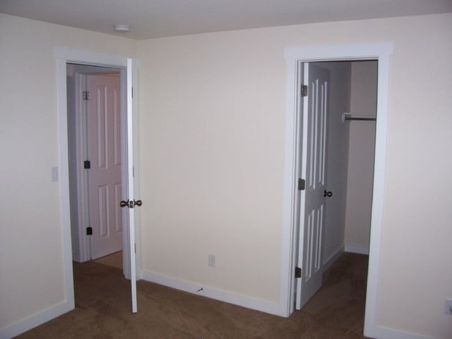 Building Photo - Townhome