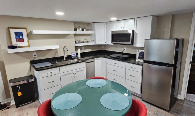 Building Photo - 4633 Kernwood Ave