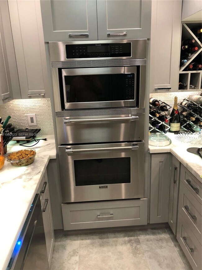 Building Photo - 877 NE 195th St