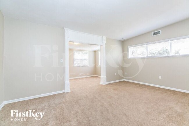 Building Photo - 813 W Highland Dr
