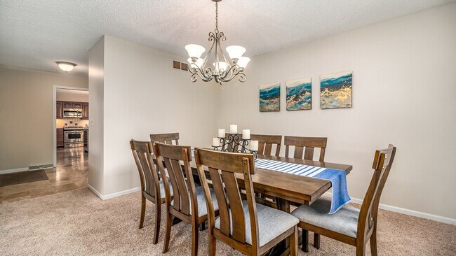 Building Photo - 886 Arthur Dr