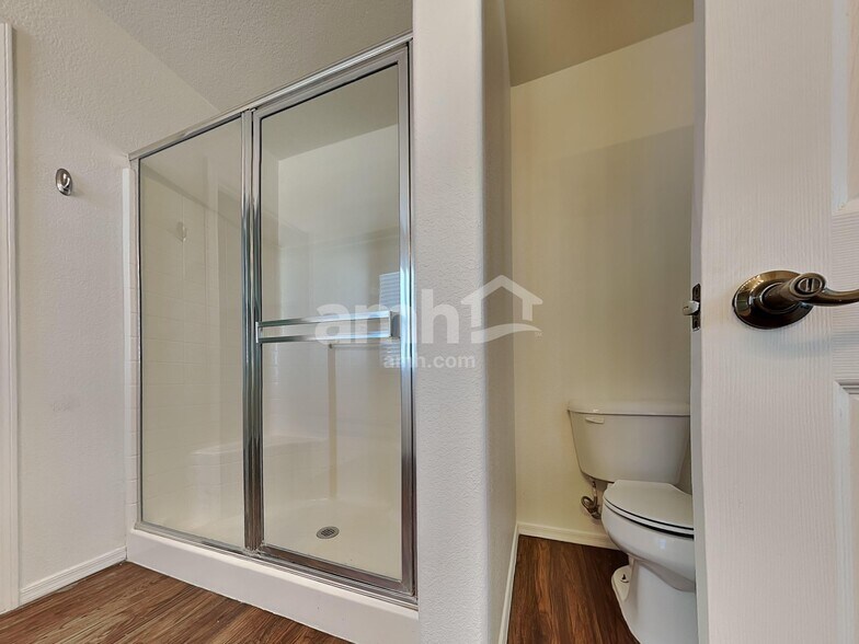 Building Photo - 782 E Christopher St