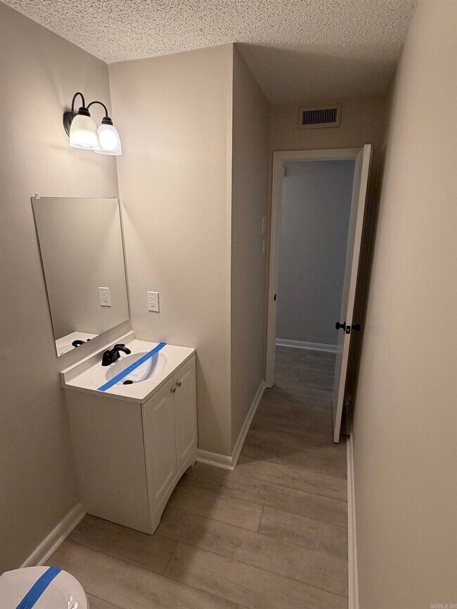 Building Photo - 10911 Vernon Dr