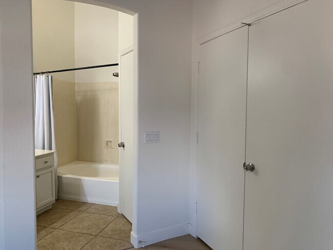 Building Photo - **MOVE-IN SPECIAL 50% OFF MOVE-IN MONTH!!!!** Ready Now!! 3BR 2.5BA located in Chandler - Cross S...