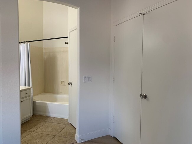 Building Photo - Ready Now!! 3BR 2.5BA located in Chandler - Cross Streets: Warner/Alma School