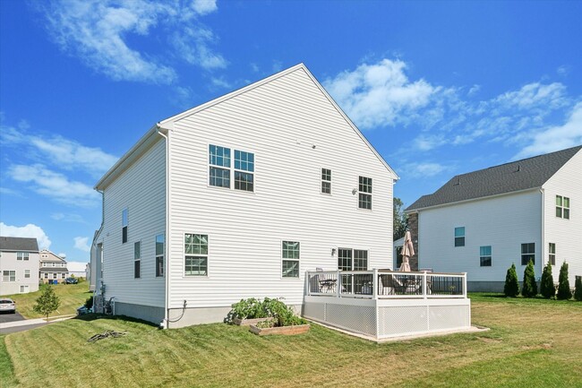 Building Photo - Beautifully Upgraded 4B/3.5B Home with Dec...